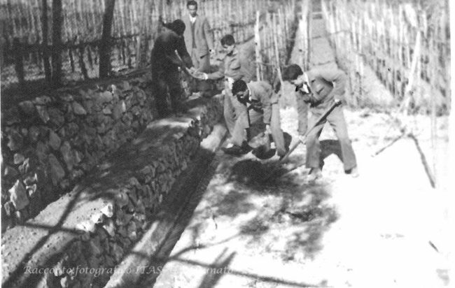 Alunni al lavoro per la costruzione di un muro a secco