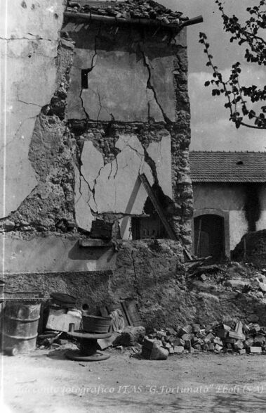 Casa danneggiata dai bombardamenti